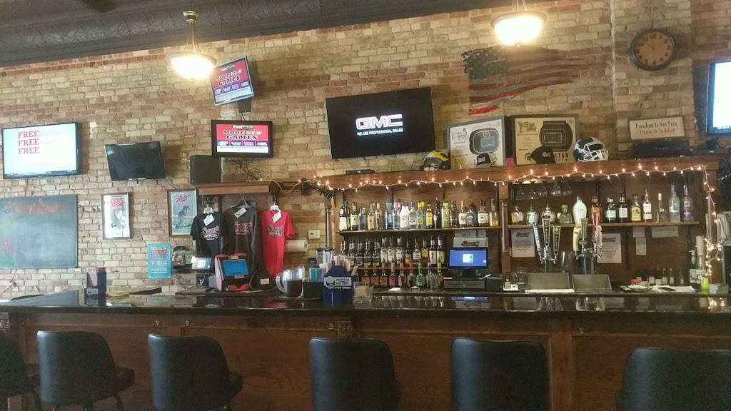Sunnys Sports Bar & Grill | restaurant | 122 W Upton Ave, Reed City, MI 49677, USA | 2318323004 OR +1 231-832-3004