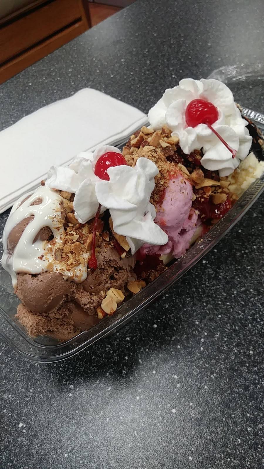 Braums Ice Cream & Burger Restaurant | restaurant | 4303 W Illinois Ave, Dallas, TX 75211, USA | 2143370968 OR +1 214-337-0968