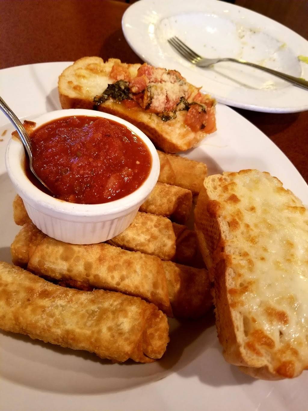 Ginos Italian | restaurant | 584 W Johnson St, Fond du Lac, WI 54935, USA | 9209069999 OR +1 920-906-9999