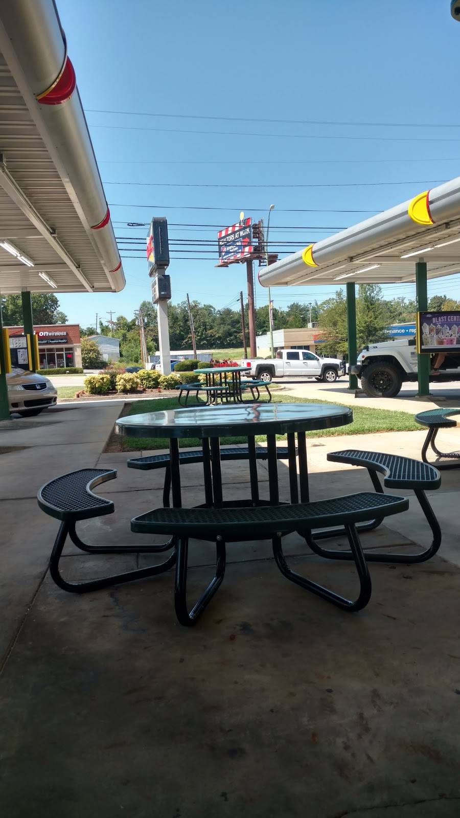 Sonic Drive-In | restaurant | 724 S Jefferson Ave, Cookeville, TN 38501, USA | 9315287252 OR +1 931-528-7252