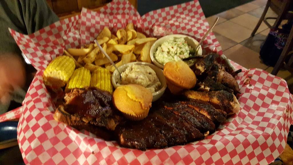Famous Daves Bar-B-Que | restaurant | 5077 S 27th St, Greenfield, WI 53221, USA | 4147271940 OR +1 414-727-1940