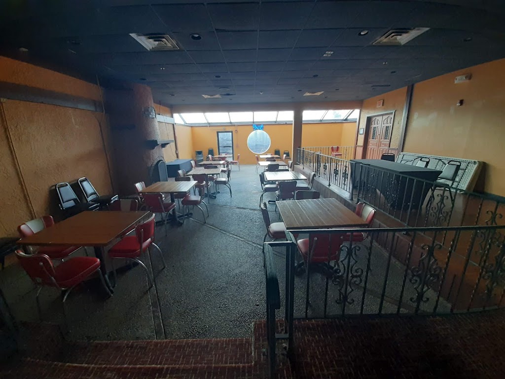 Bowlero Roselle | restaurant | 1100 W Lake St, Roselle, IL 60172, USA | 6303512100 OR +1 630-351-2100