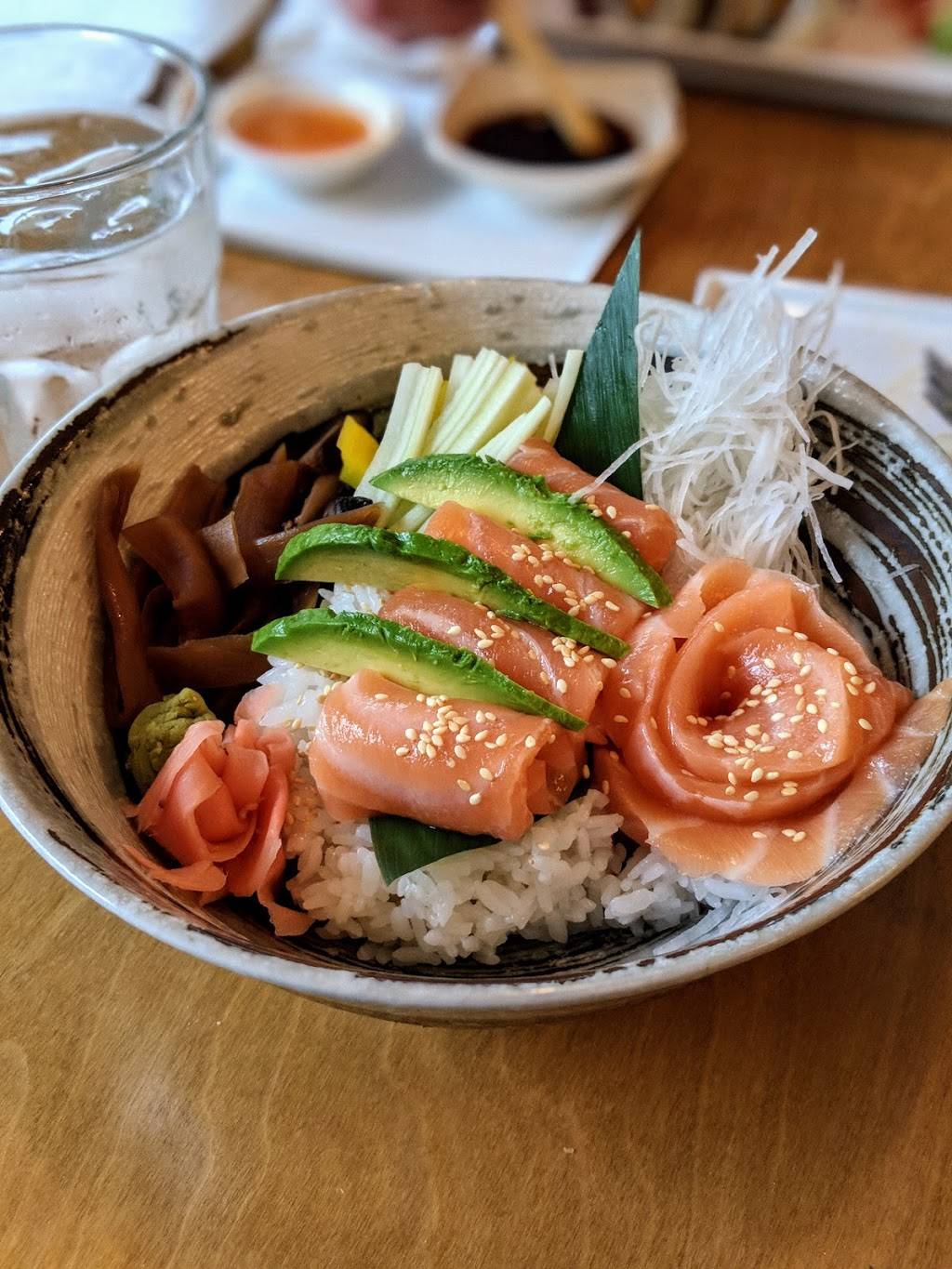 Dib Sushi Bar and Thai Cuisine | restaurant | 1025 W Lawrence Ave, Chicago, IL 60640, USA | 7735610200 OR +1 773-561-0200