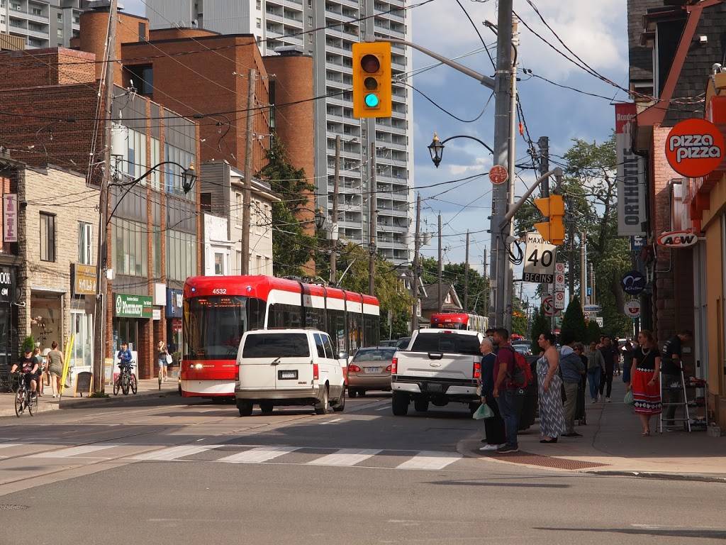 Off the Hook Fish & Chips | restaurant | 749 Broadview Ave, Toronto, ON M4K 2P6, Canada | 4164654356 OR +1 416-465-4356