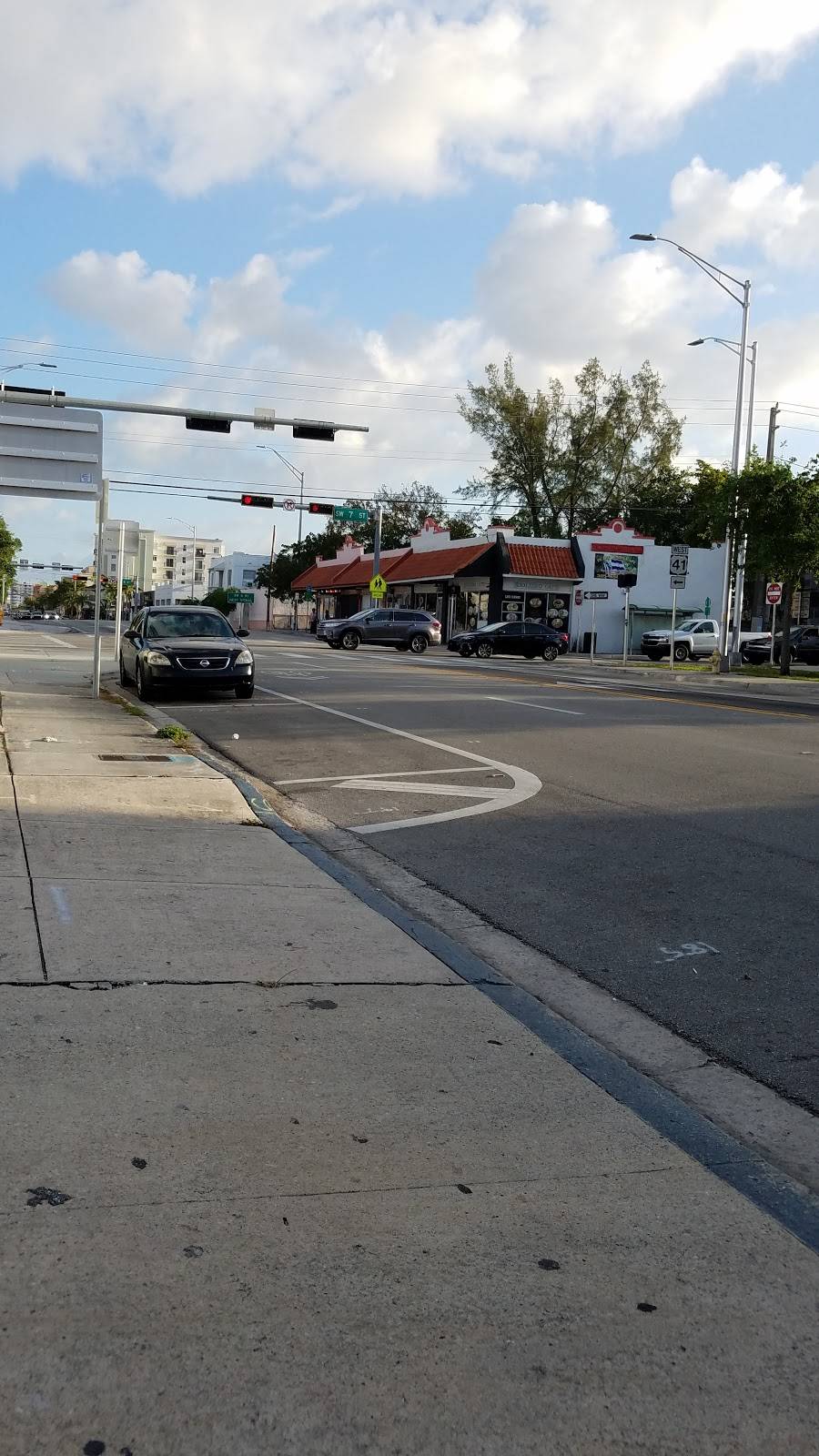 El Rio Lindo Café | restaurant | 641 SW 12th Ave, Miami, FL 33130, USA | 3058569934 OR +1 305-856-9934