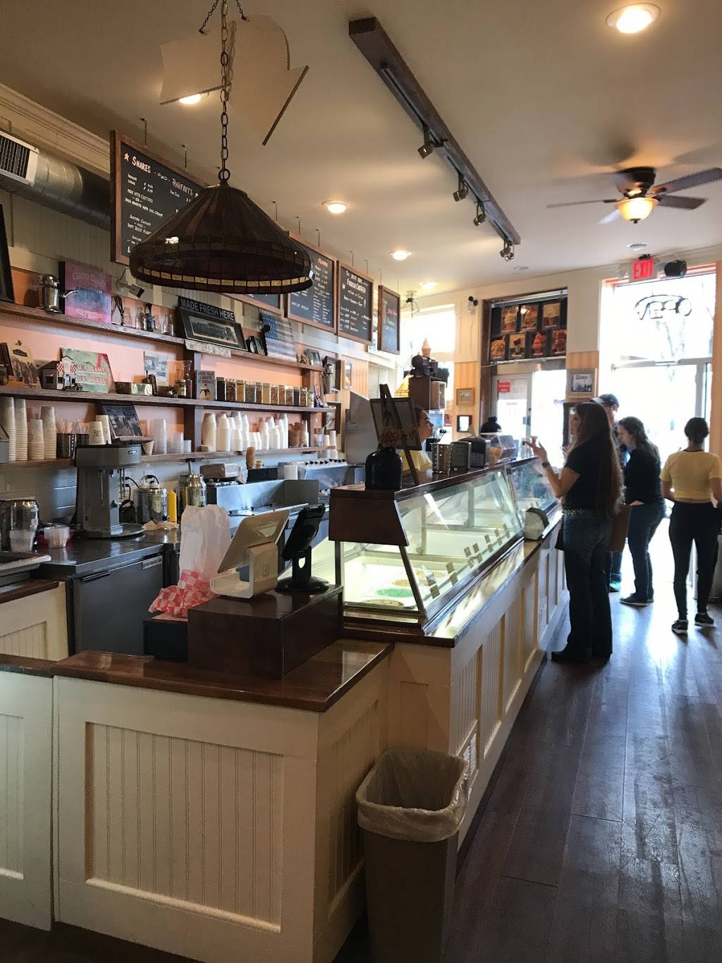 Golden Cone Frozen Custard & Ice Cream | restaurant | 207 W 4th St, Royal Oak, MI 48067, USA | 2486079060 OR +1 248-607-9060