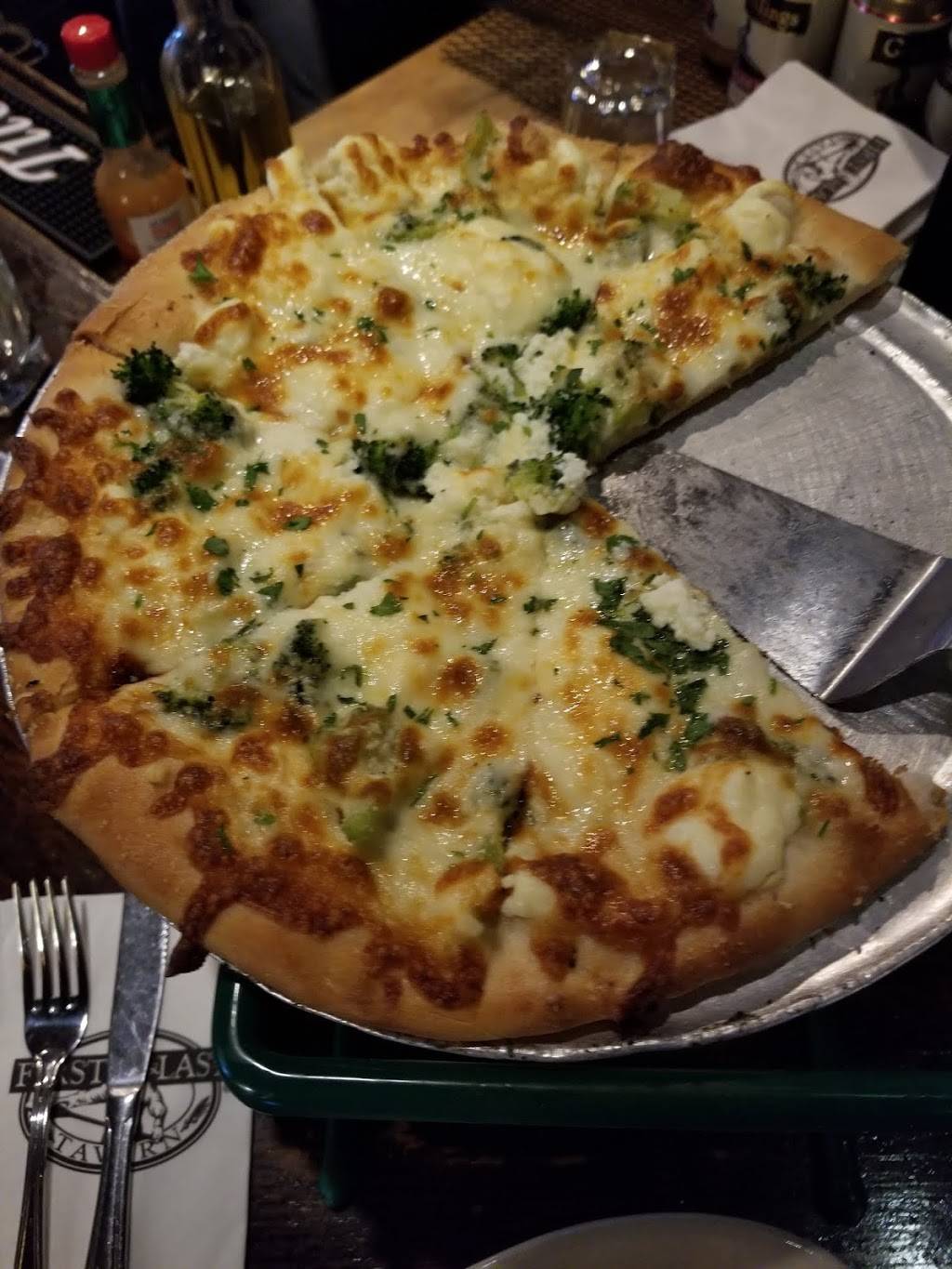 First & Last Tavern Avon | restaurant | 26 W Main St, Avon, CT 06001, USA | 8606762000 OR +1 860-676-2000