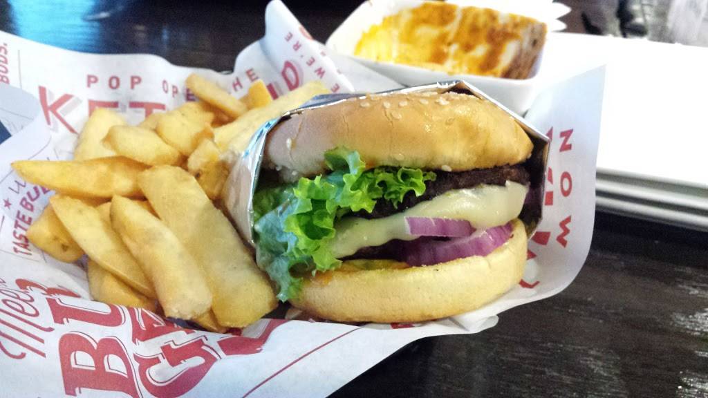 Red Robin Gourmet Burgers and Brews | restaurant | 1305 SE Everett Mall Way, Everett, WA 98208, USA | 4253557330 OR +1 425-355-7330