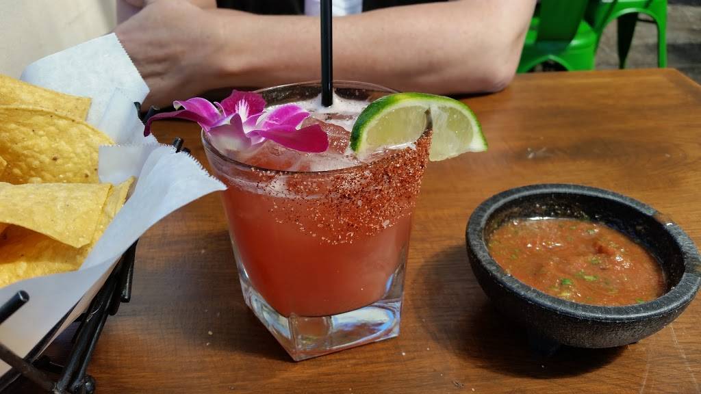 El Farolito | restaurant | 8465 Old Redwood Hwy #101, Windsor, CA 95492, USA | 7078389511 OR +1 707-838-9511