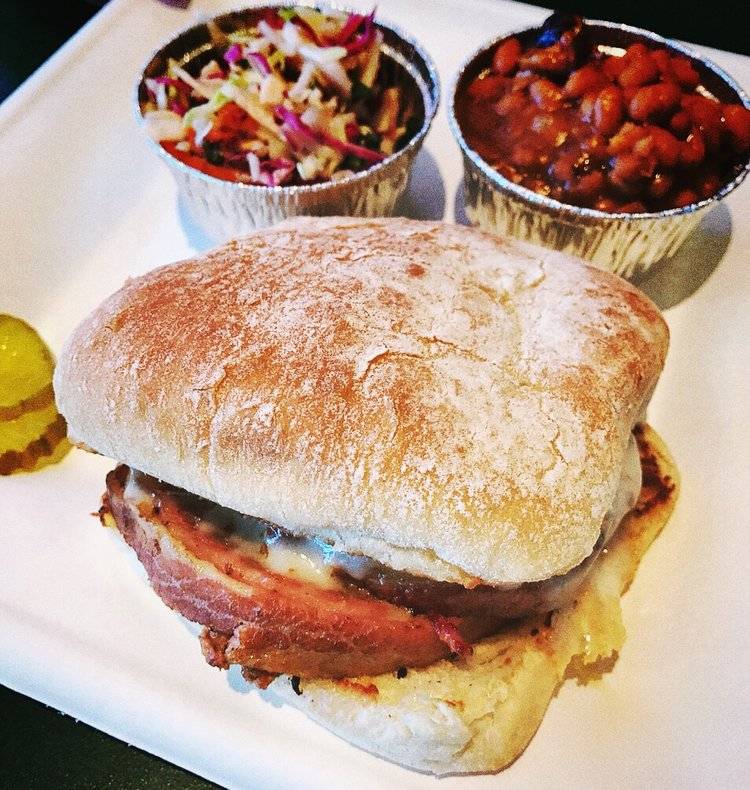 Big Green Q | restaurant | 6023 Maple St, Omaha, NE 68104, USA | 4022163000 OR +1 402-216-3000