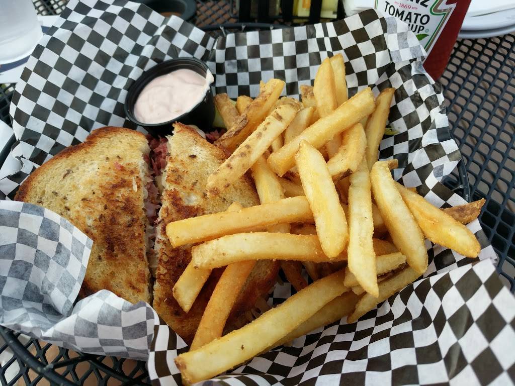 Hightopps Backstage Grille | restaurant | 2306 York Rd, Lutherville-Timonium, MD 21093, USA | 4105607101 OR +1 410-560-7101