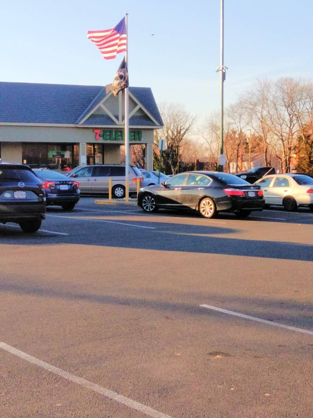 7-Eleven | bakery | 5834 N Kings Hwy, Alexandria, VA 22303, USA | 7033290847 OR +1 703-329-0847