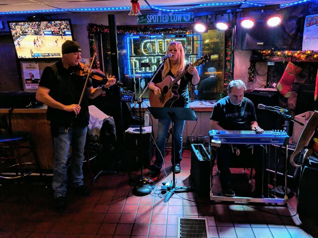 Gilligans Bar & Grill | restaurant | 1985 Velp Ave, Green Bay, WI 54303, USA | 9208573421 OR +1 920-857-3421