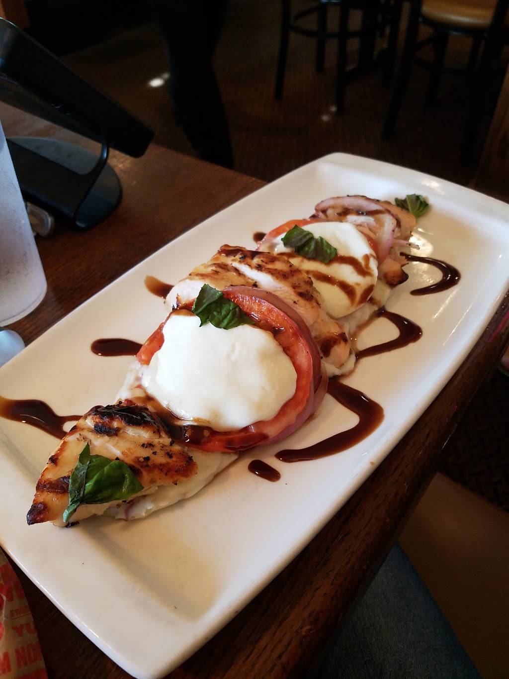 Applebees Grill + Bar | restaurant | 120 N Central St, Benton, IL 62812, USA | 6184353023 OR +1 618-435-3023