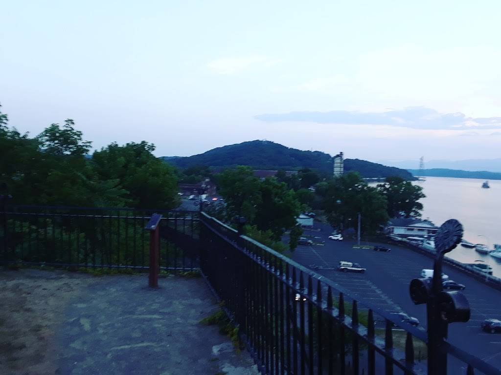 Half Moon | restaurant | 48 S Front St, Hudson, NY 12534, USA | 5188281562 OR +1 518-828-1562