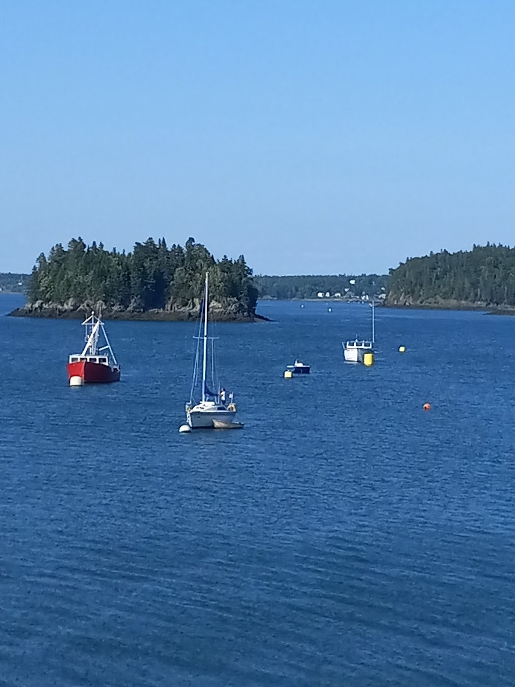 Fisherman’s Wharf Restaurant | restaurant | 69 Johnson St, Lubec, ME 04652, USA | 2077334400 OR +1 207-733-4400