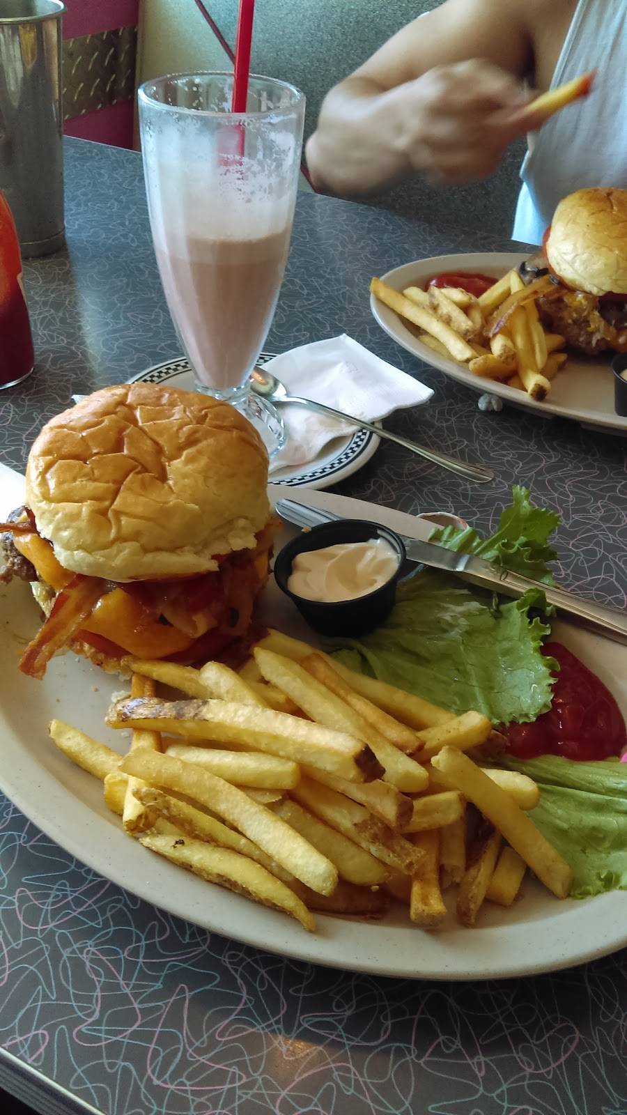 Ellies 50s Diner & Flamingo Ballroom Catering | restaurant | 2410 N Federal Hwy, Delray Beach, FL 33483, USA | 5612761570 OR +1 561-276-1570