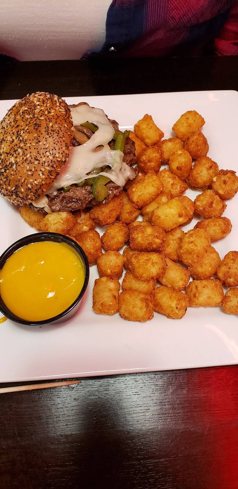 Famous Hamburger | restaurant | Great Lakes Crossing Dr, Auburn Hills, MI 48326, USA | 2489757760 OR +1 248-975-7760