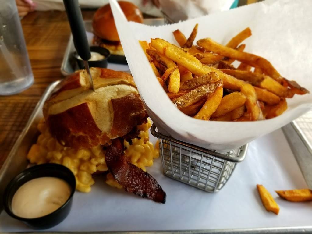 Burgerology | restaurant | 226 Merrick Rd, Rockville Centre, NY 11570, USA | 5166009720 OR +1 516-600-9720