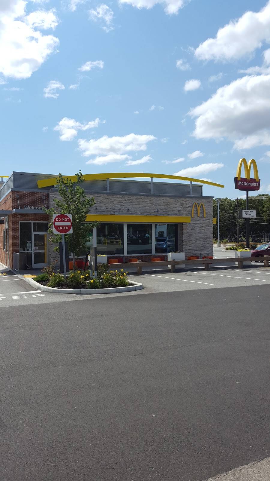 McDonalds | cafe | 72 Newport Ave, Rumford, RI 02916, USA | 4014348372 OR +1 401-434-8372