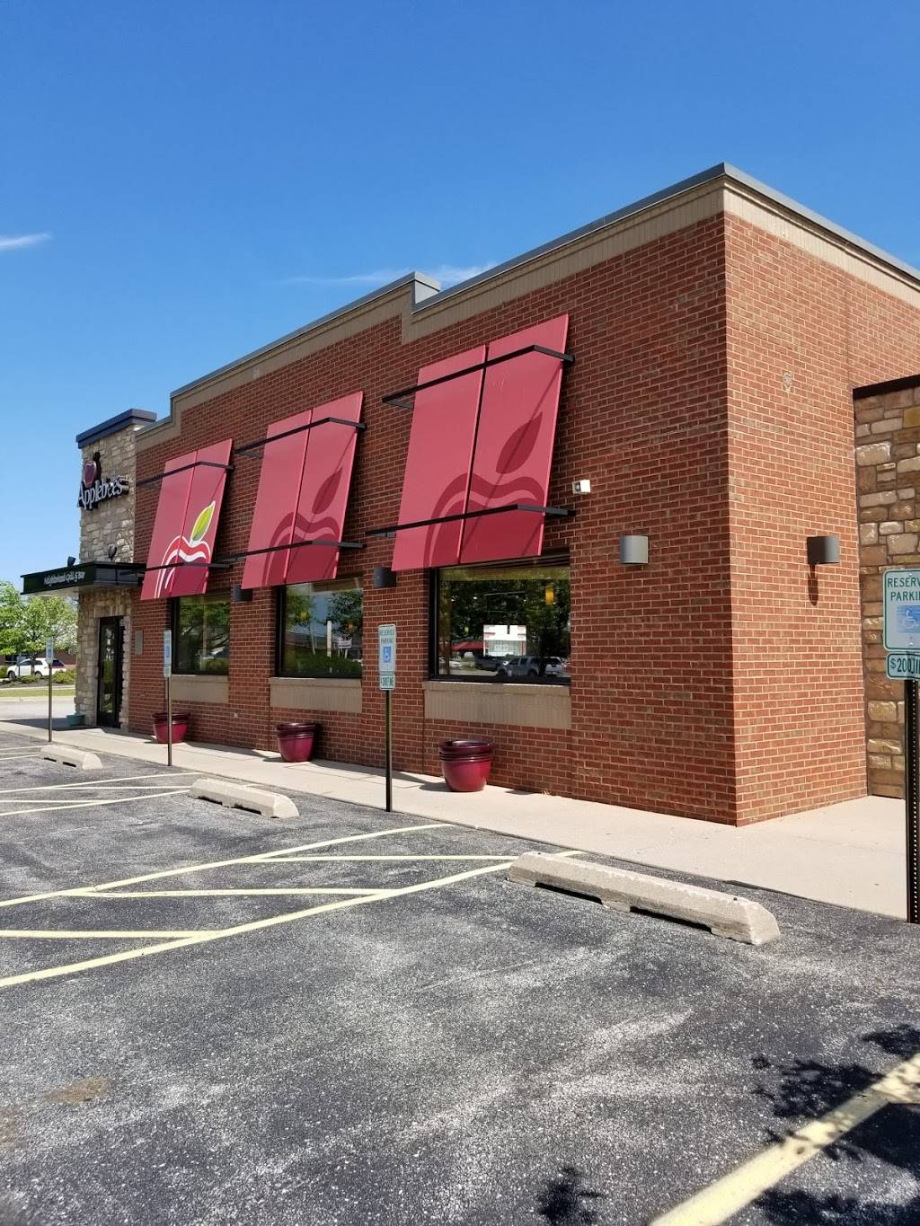 Applebees Grill + Bar | restaurant | 6844 N W War Memorial Dr, Peoria, IL 61615, USA | 3096925029 OR +1 309-692-5029