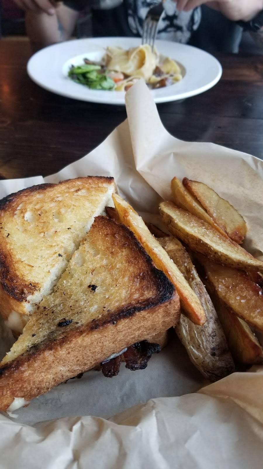 The Whiskey Biscuit | restaurant | 3299 S Broadway, Englewood, CO 80113, USA | 3033863334 OR +1 303-386-3334