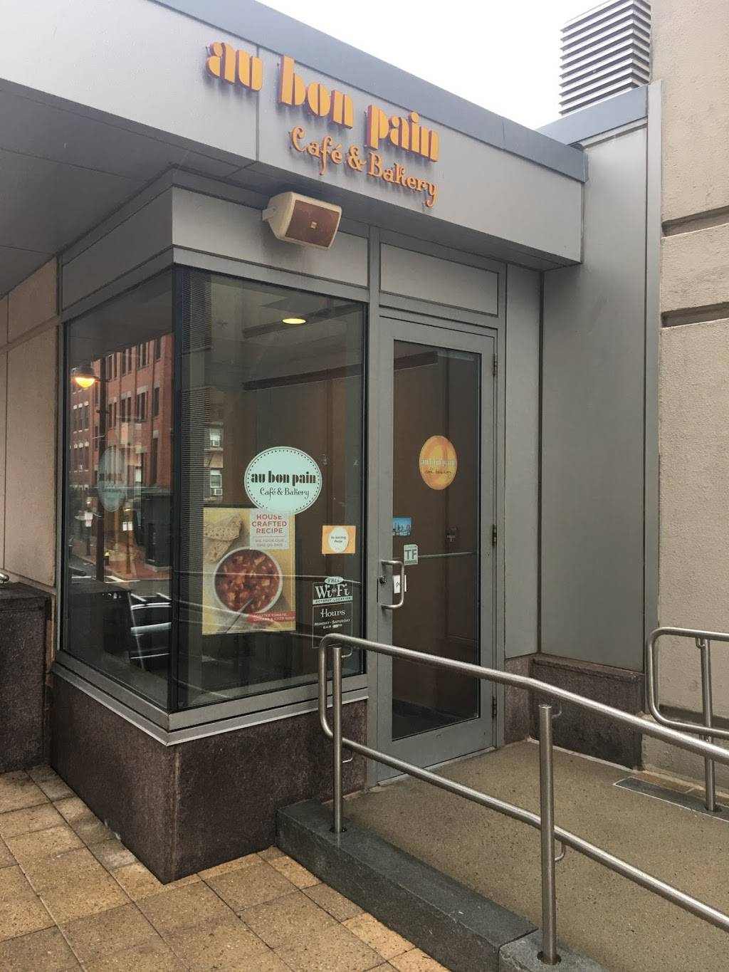 Au Bon Pain | bakery | Charles River Plaza, 209 Cambridge St, Boston, MA 02114, USA | 6177231278 OR +1 617-723-1278