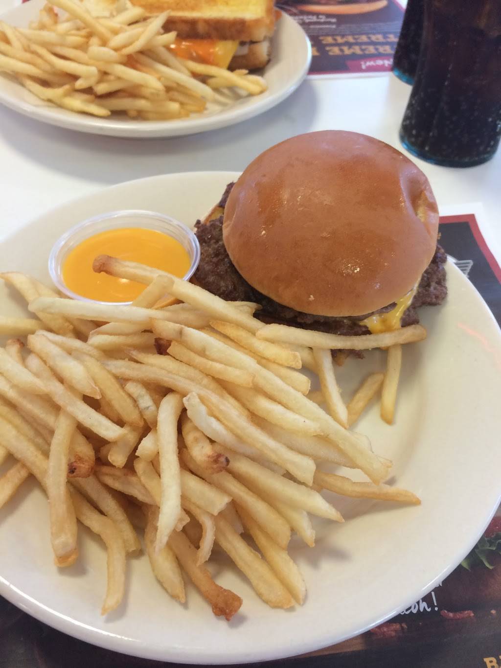 Steak n Shake | restaurant | 1400 Broadway Ave E, Mattoon, IL 61938, USA | 2172351318 OR +1 217-235-1318