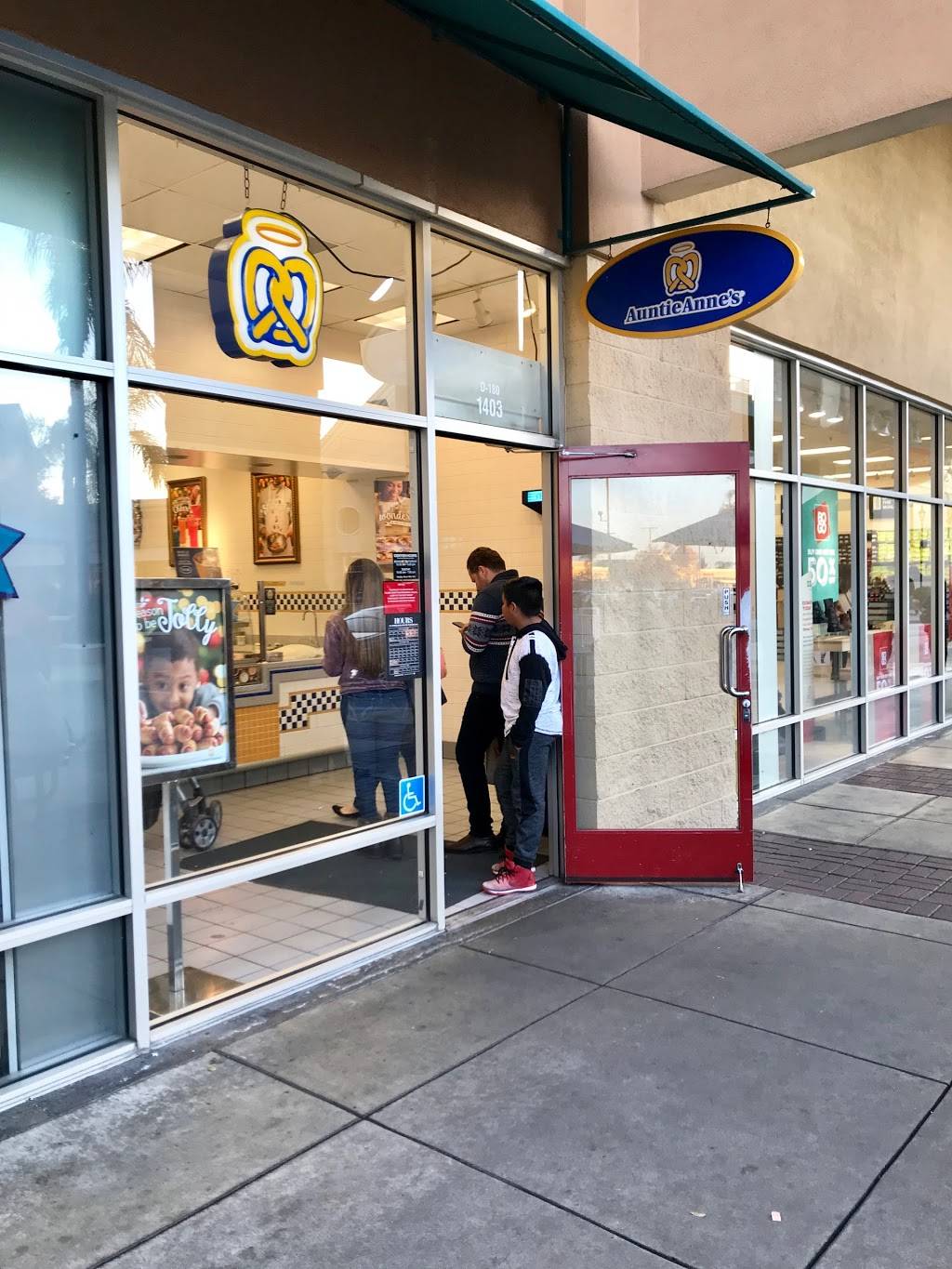 Auntie Annes | restaurant | 1403 Retherford St, Tulare, CA 93274, USA | 5596849408 OR +1 559-684-9408