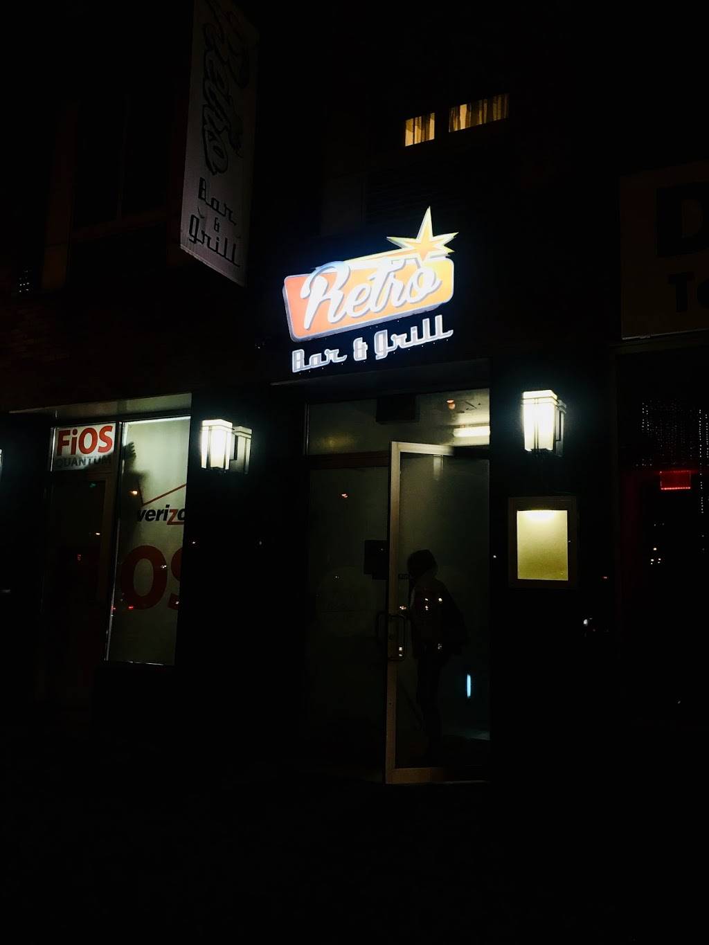 Retro Bar and Grill | restaurant | 150 Delancey St, New York, NY 10002, USA | 2122288379 OR +1 212-228-8379