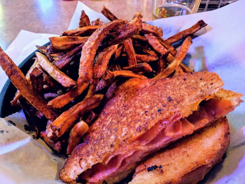 Treus Tic Toc Bar & Grill | restaurant | 1201 W Thomas St, Wausau, WI 54401, USA | 7158482465 OR +1 715-848-2465