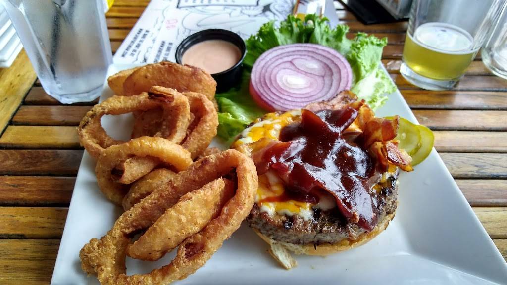 Dogtooth Bar & Grill | restaurant | 100 E Taylor Ave, Wildwood, NJ 08260, USA | 6095228383 OR +1 609-522-8383