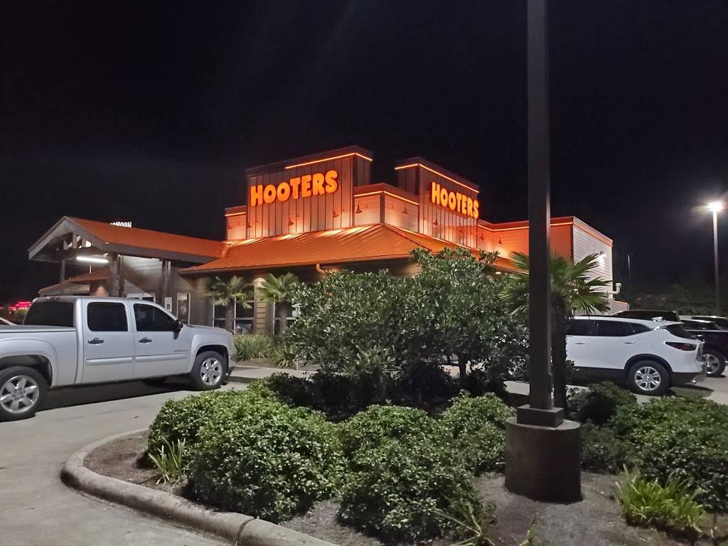 Hooters | meal takeaway | 254 Range 12 Blvd, Denham Springs, LA 70726, USA | 2252437962 OR +1 225-243-7962
