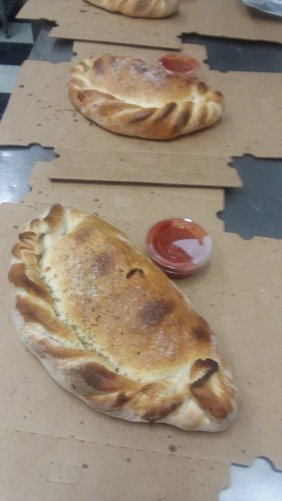 Noahs pizza | restaurant | 220 Oakton Ave, Pewaukee, WI 53072, USA | 2626968001 OR +1 262-696-8001