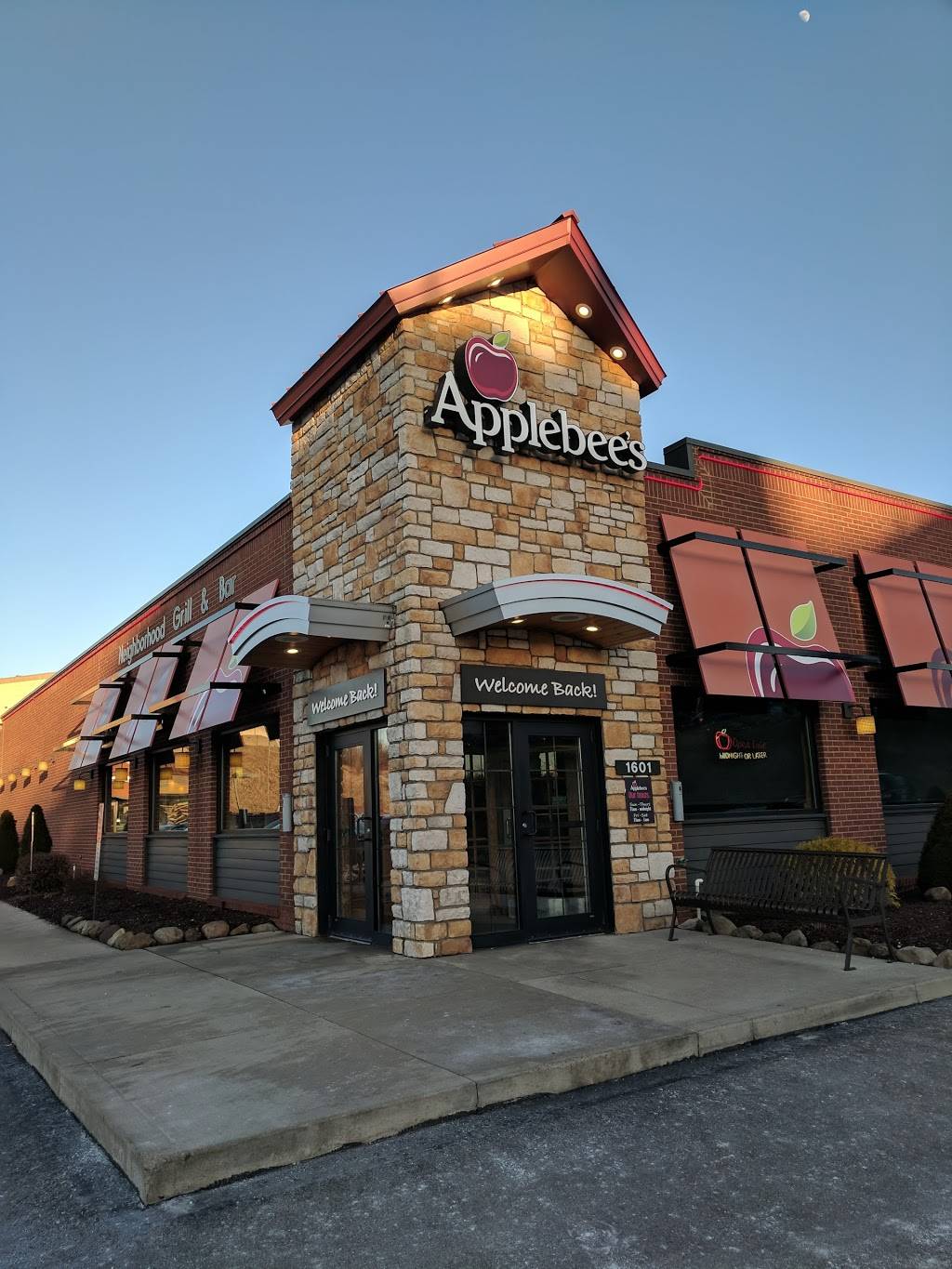 Applebees Grill + Bar | restaurant | 1601 South Braddock Avenue Edgewood Towne Centre, Pittsburgh, PA 15218, USA | 4127319782 OR +1 412-731-9782
