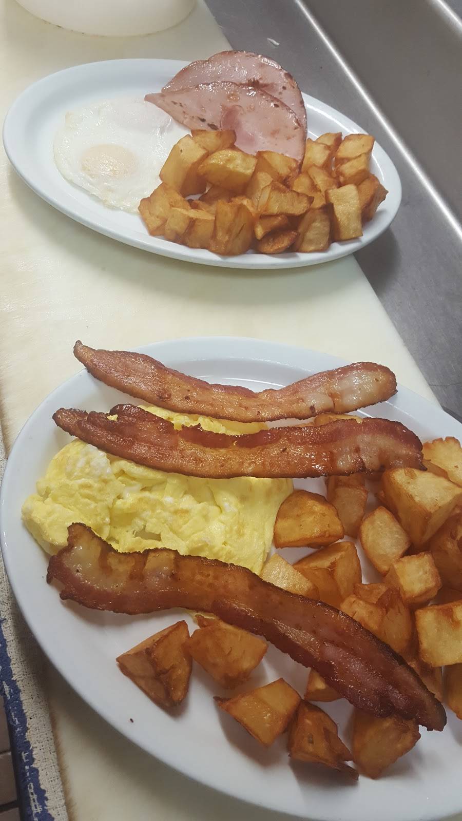 Johns Place | restaurant | 7450 Walker Rd, Oldcastle, ON N0R 1L0, Canada | 5197376773 OR +1 519-737-6773