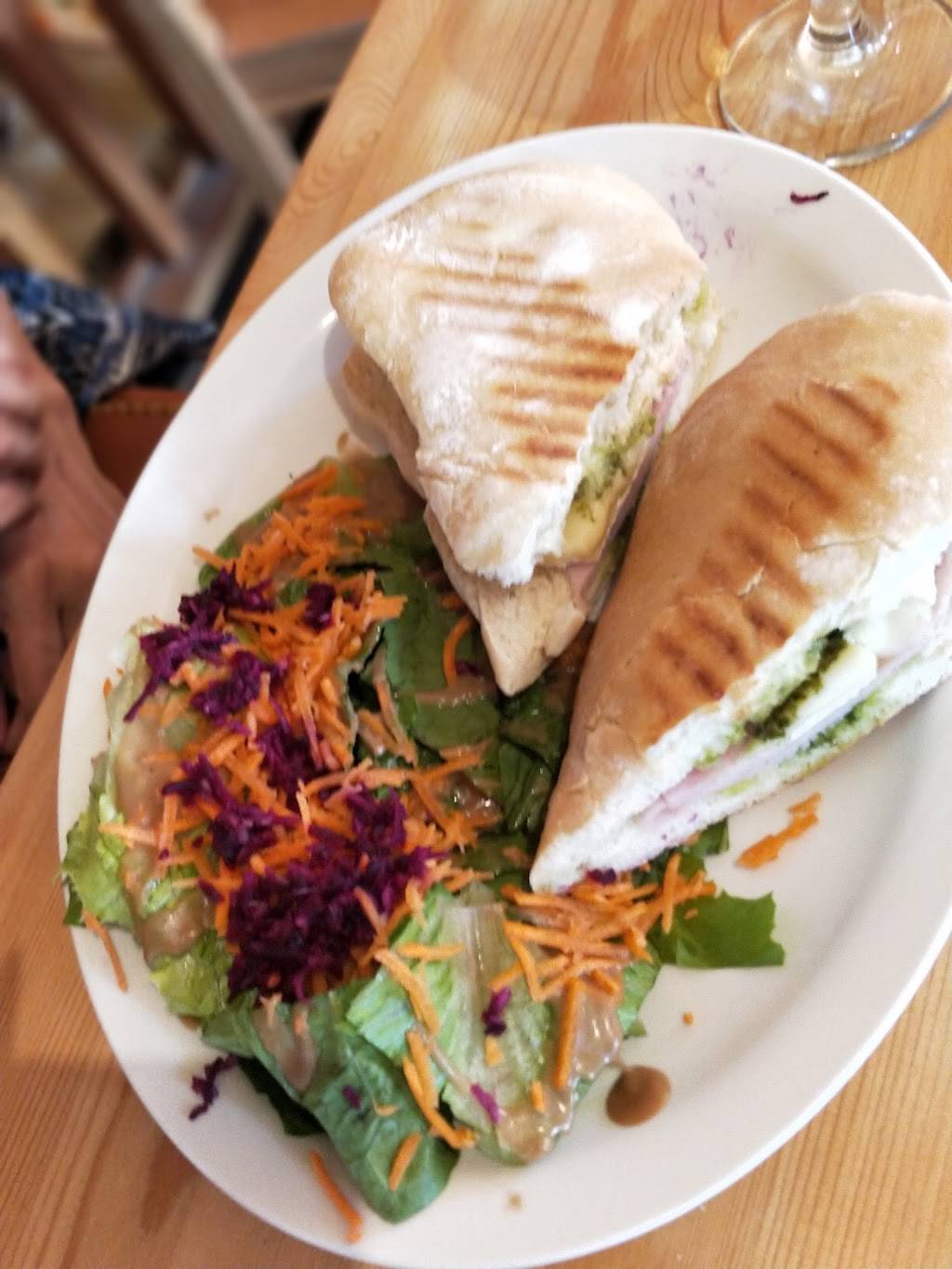 Boulangerie La Farandole | restaurant | 1089 Boulevard de Sainte-Adèle, Sainte-Adèle, QC J8B 2N4, Canada | 4502295225 OR +1 450-229-5225