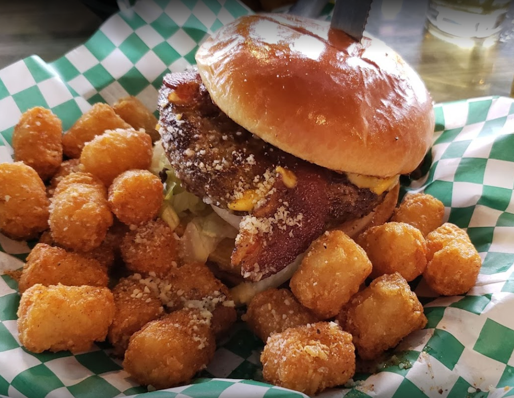 Froggers Grill & Bar | restaurant | 27 Alafaya Woods Blvd, Oviedo, FL 32765, USA | 4073598388 OR +1 407-359-8388