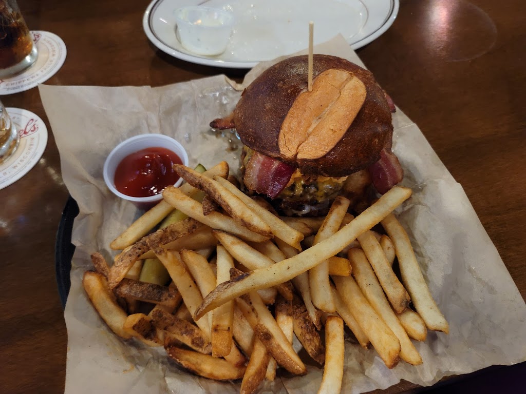 Crooked Pint Ale House | restaurant | 2020 W Russell St, Sioux Falls, SD 57104, USA | 6053312050 OR +1 605-331-2050