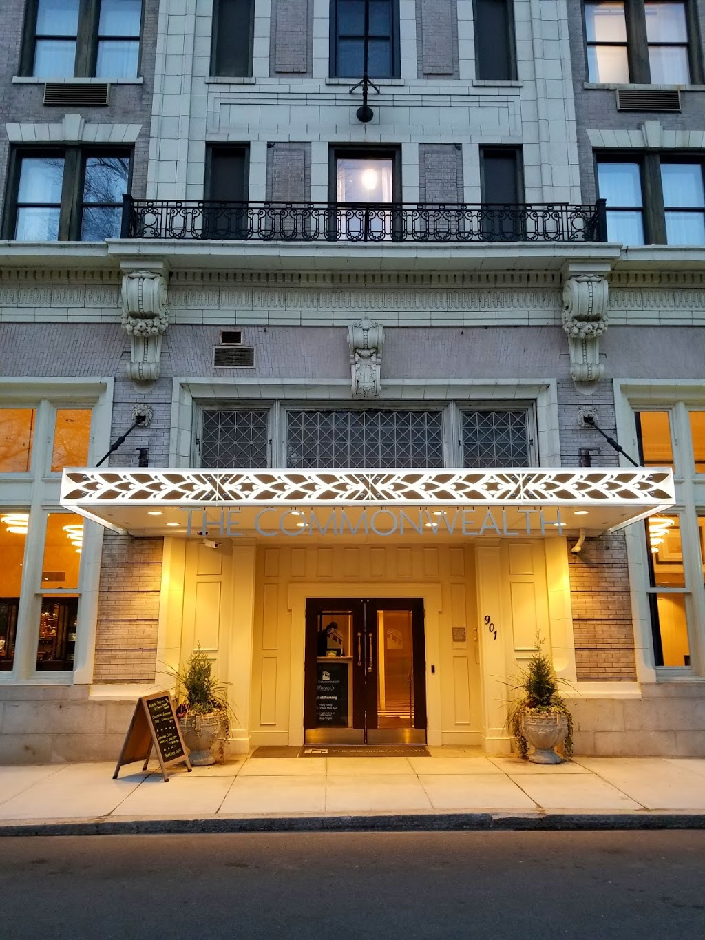 Ruegers | restaurant | 901 Bank St, Richmond, VA 23219, USA | 8044183467 OR +1 804-418-3467