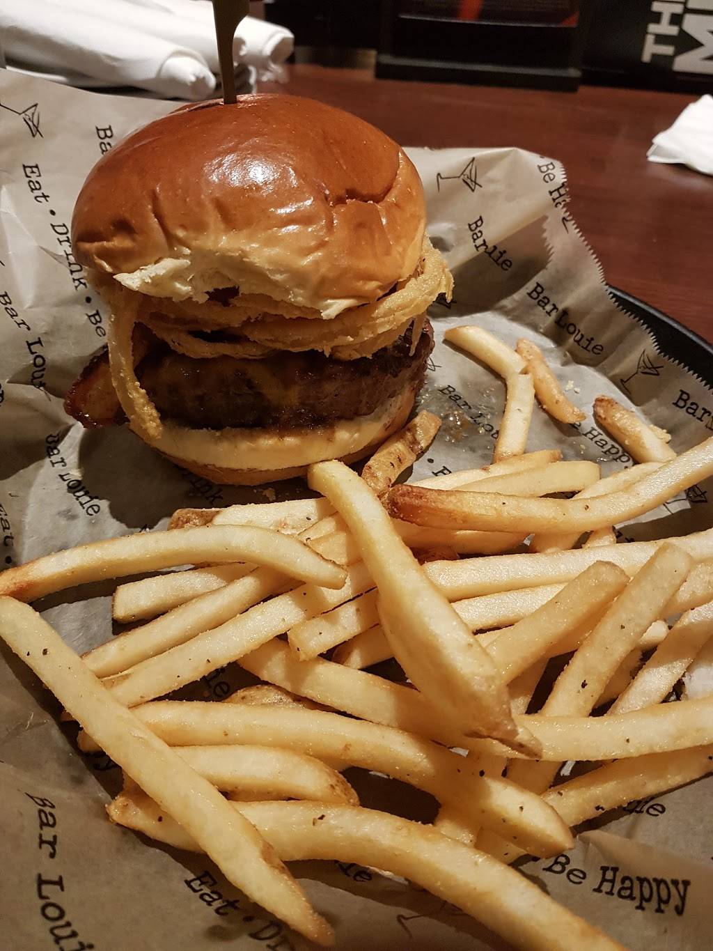 Bar Louie | night club | 118 Shawan Rd, Hunt Valley, MD 21030, USA | 4435412950 OR +1 443-541-2950