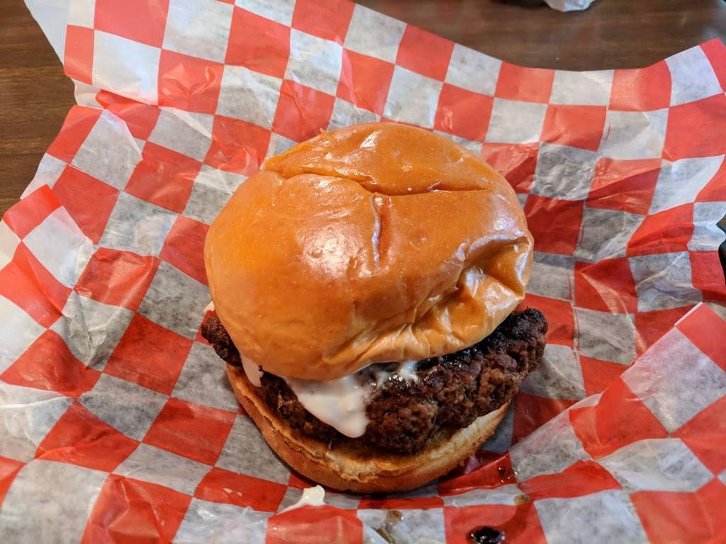 Maddies Place Bar & Grill | restaurant | 100 N Main St, Leland, IL 60531, USA | 8154952281 OR +1 815-495-2281