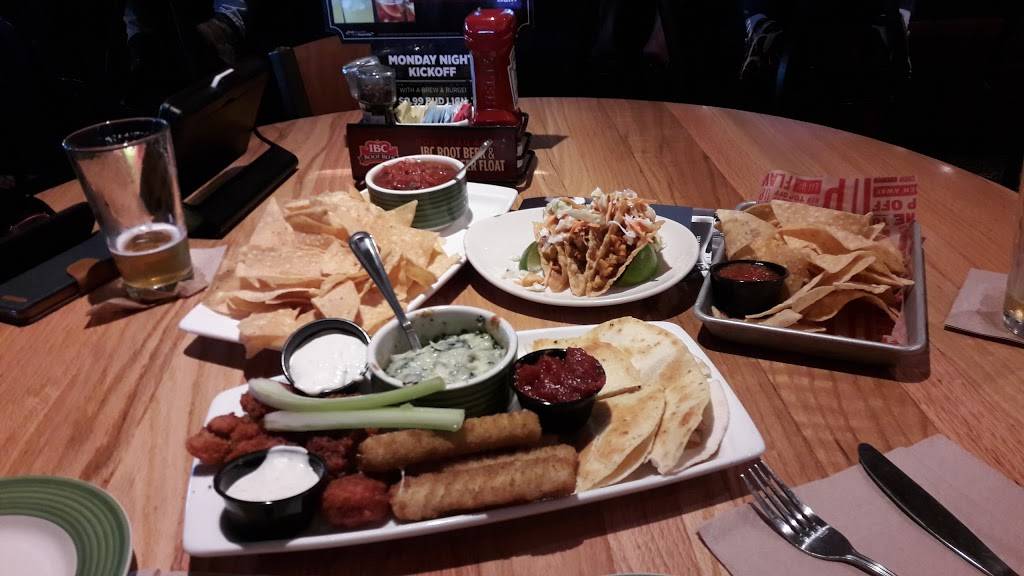 Applebees Grill + Bar | restaurant | 900 Lew Dewitt Blvd, Waynesboro, VA 22980, USA | 5409497300 OR +1 540-949-7300