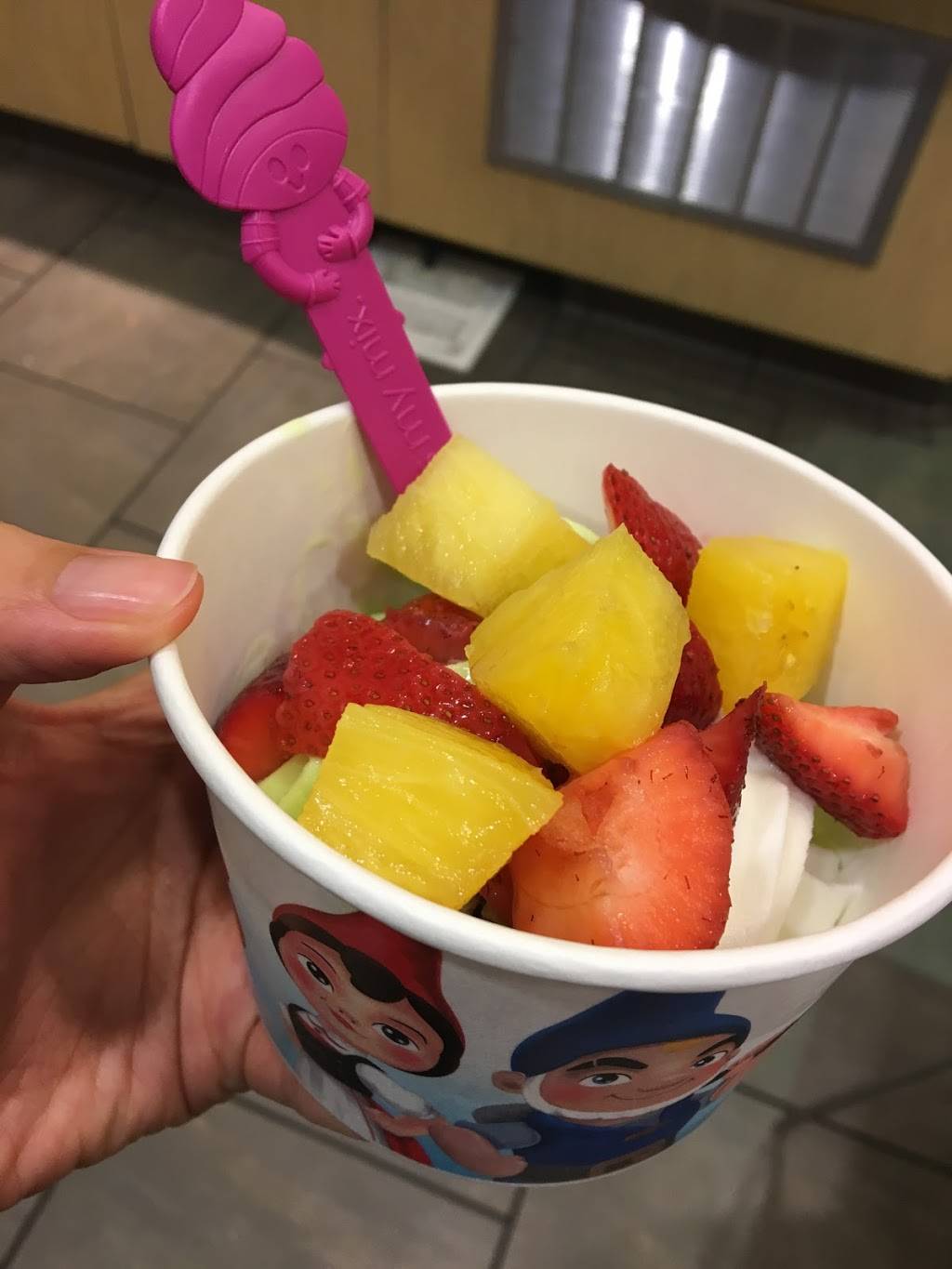 Menchies Frozen Yogurt | bakery | 20968 Ventura Blvd, Woodland Hills, CA 91364, USA | 8188871777 OR +1 818-887-1777