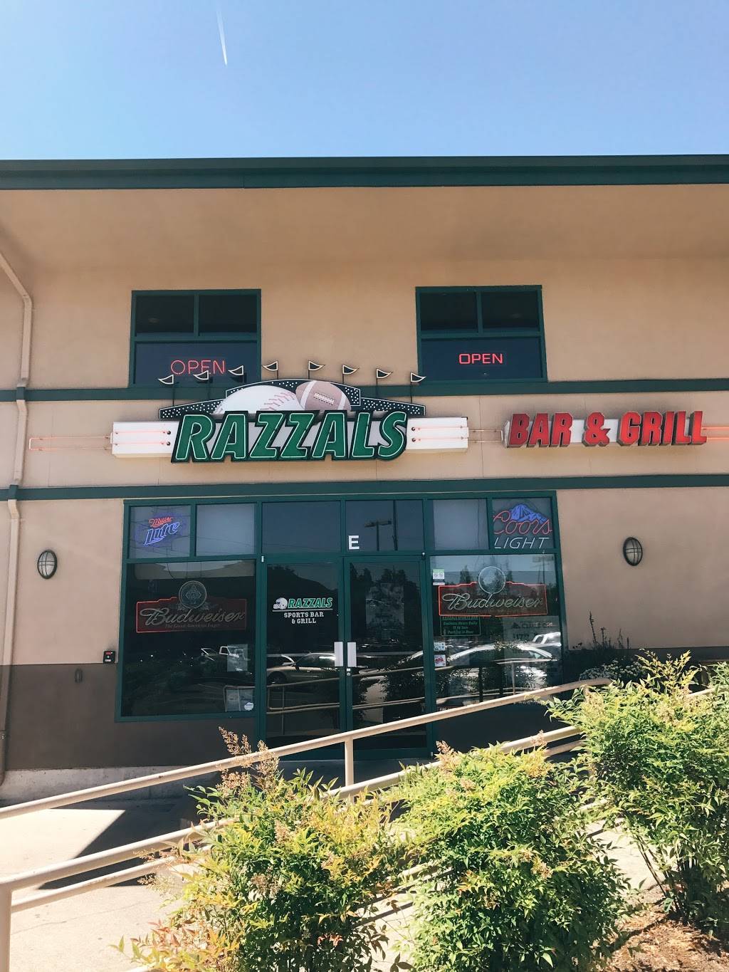 Razzals Bar & Grill | restaurant | 11114 Evergreen Way E, Everett, WA 98204, USA | 4252906224 OR +1 425-290-6224