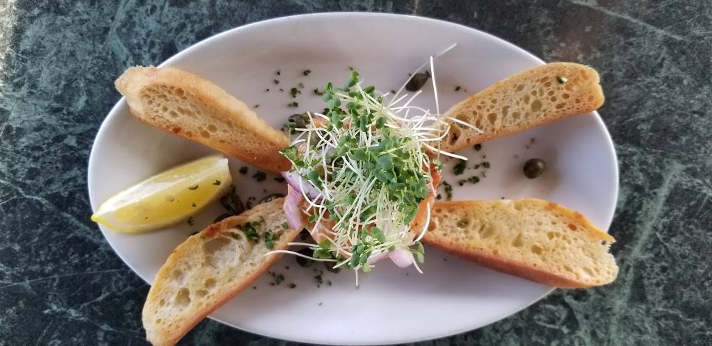 le Charleville | restaurant | 197 Avenue Saint-Charles, Vaudreuil-Dorion, QC J7V 2L4, Canada | 4504242990 OR +1 450-424-2990