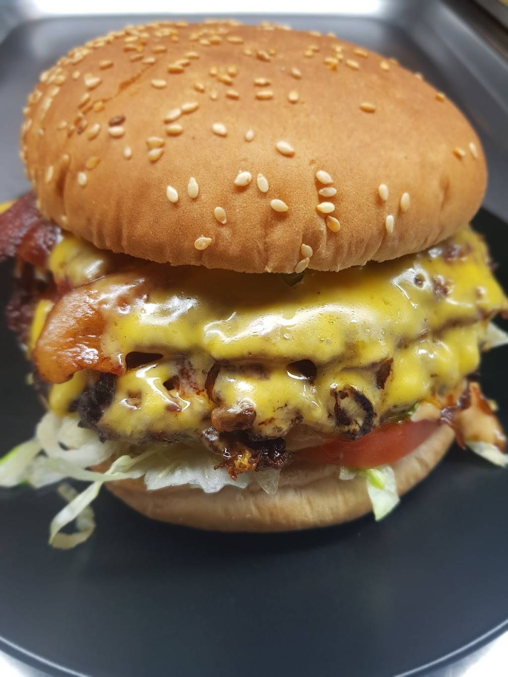 Grillies(Bayview) | restaurant | 1560 Bayview Ave, Toronto, ON M4G 3B8, Canada | 6477481236 OR +1 647-748-1236