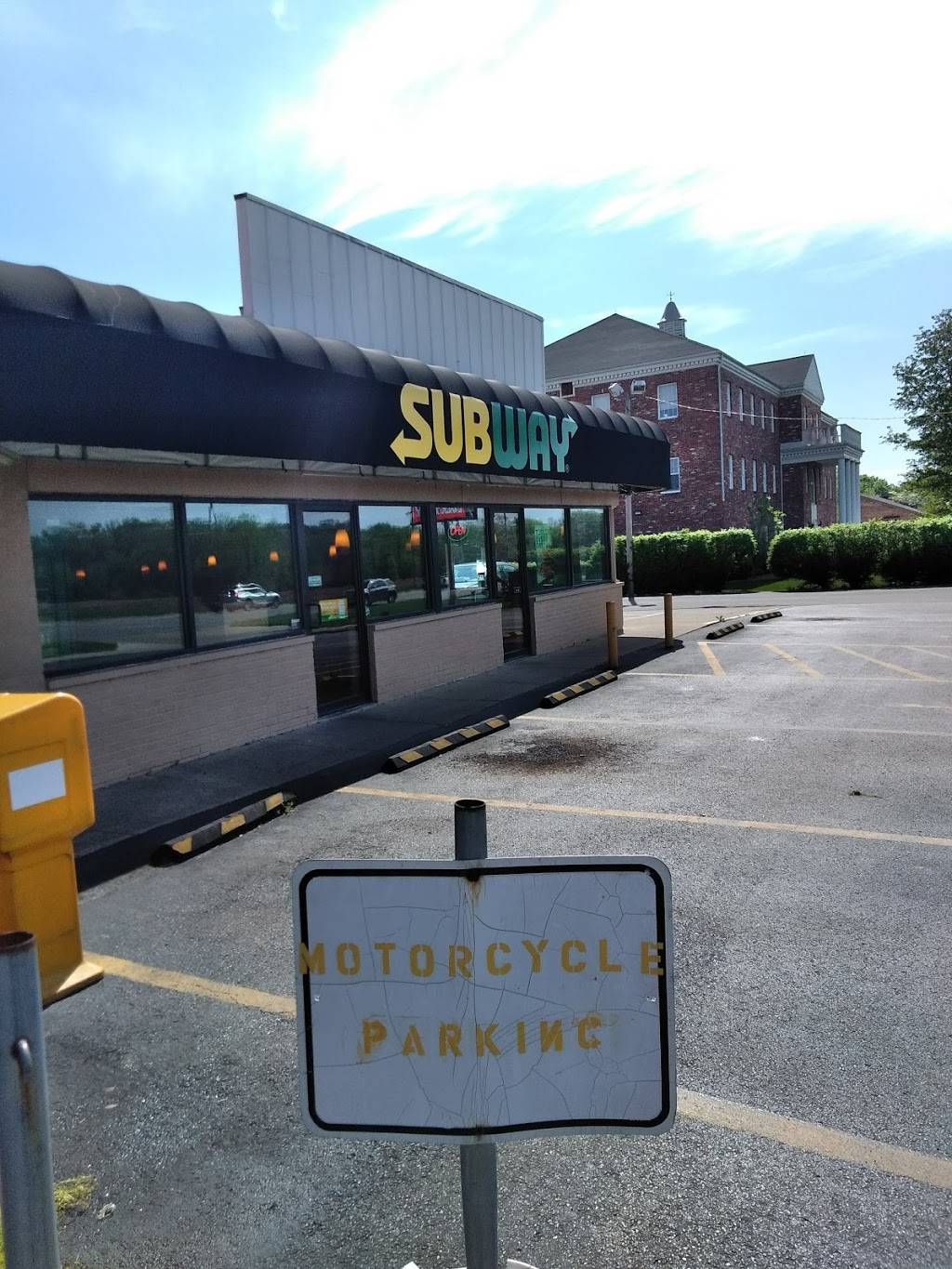 Subway | restaurant | 1411 E Mound Rd, Decatur, IL 62526, USA | 2178770978 OR +1 217-877-0978