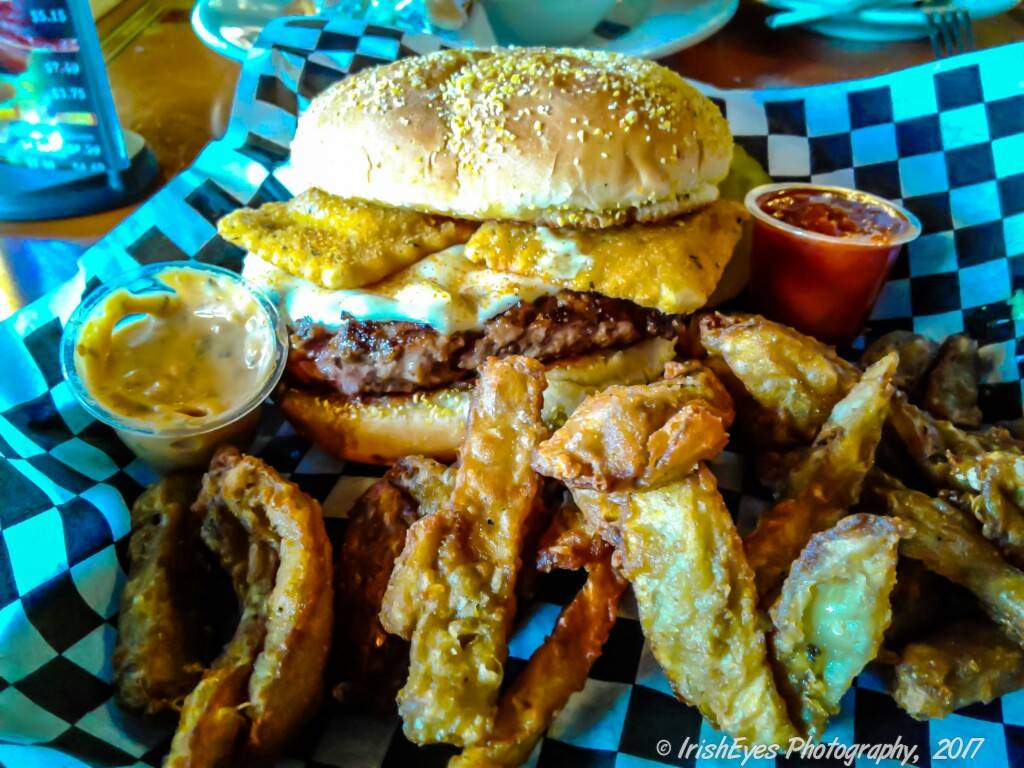 Chelos Hometown Bar & Grille | restaurant | 2225 Post Rd, Warwick, RI 02886, USA | 4017377299 OR +1 401-737-7299