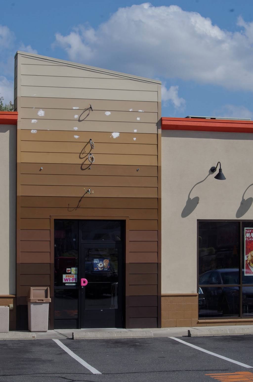 Dunkin | bakery | 648 S Main St, Middletown, CT 06457, USA | 8603439626 OR +1 860-343-9626